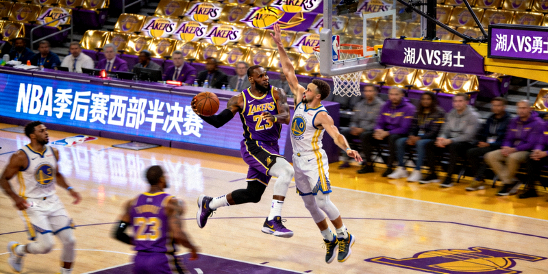 NBA季后赛西部半决赛：洛杉矶湖人队对阵金州勇士队，詹姆斯与库里巨星对决精彩瞬间